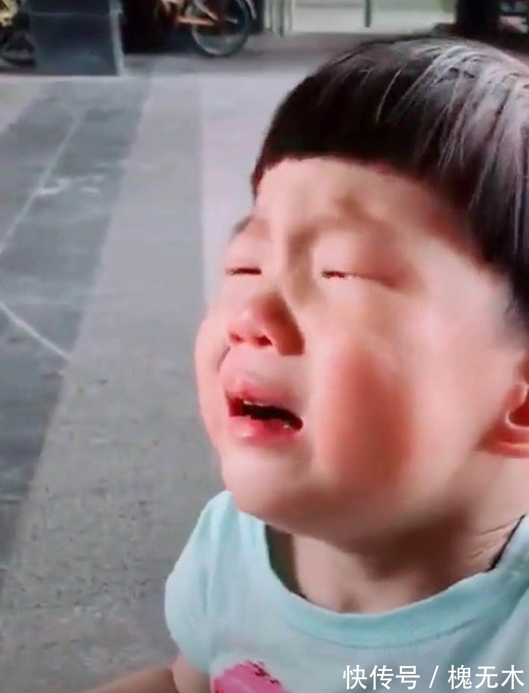 棒冰|小男孩咬了一口棒冰,捂着嘴哭喊起来,妈妈紧张地一遍遍解释!