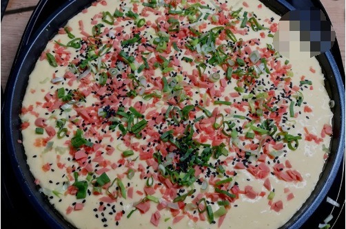 玉米面独特做法,开水一烫,手不沾面,加2个鸡蛋,营养又健康