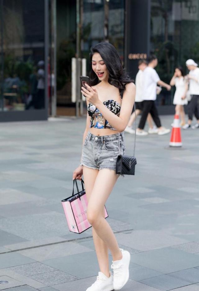 妖娆|姐姐的穿搭很清凉简约，抹肩衫配牛仔短裤，时尚妖娆