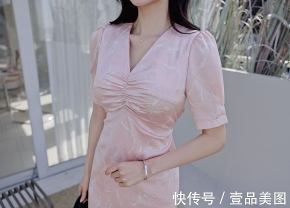 时尚&女神孙允珠时尚搭配:微甜蜜桃科尔多瓦经典刺绣裙