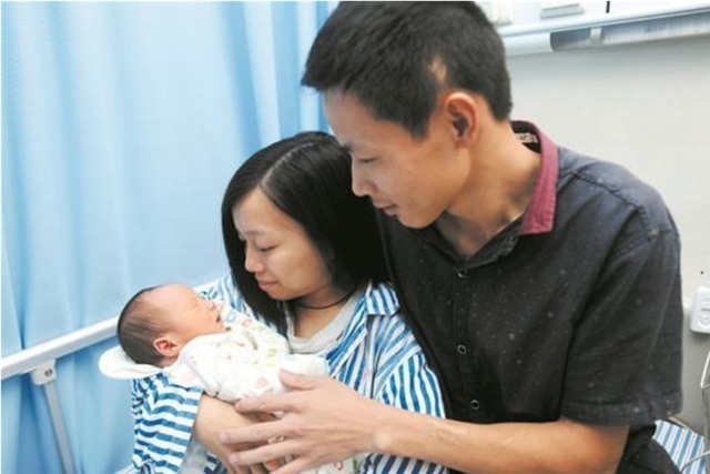 孩子|90cm的“袖珍”女孩执意生娃,孩子慢慢长大后,一家人心情复杂