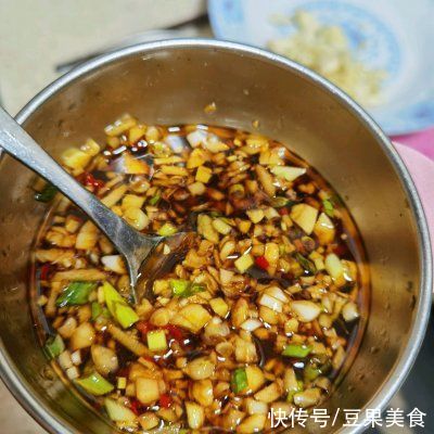 广式|这道广式白切猪手，汤汁都要舔干净
