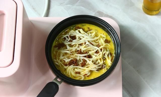 豌豆苗|面条煮一煮,煎一煎,香喷喷,我家孩子很爱吃,一次做一份不够吃