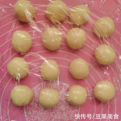 配方|零失败！私房专用配方！酥到掉渣的蛋黄酥