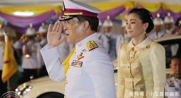 贵妃|苏提达穿娃娃领套装亮相！戴四串珍珠项链和粉宝石胸针向贵妃出招