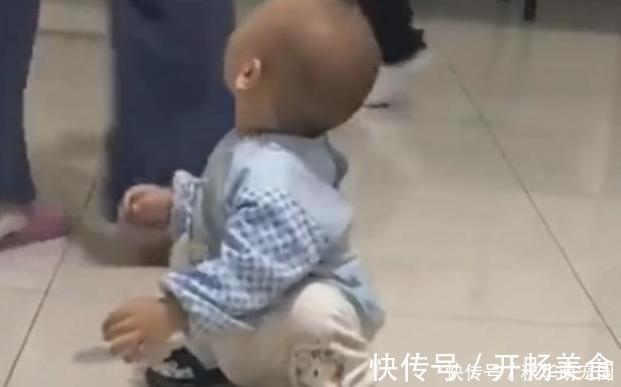 宝妈|宝宝抓周,拿住这东西就不松手了,奶奶一看对着儿子说:都赖你