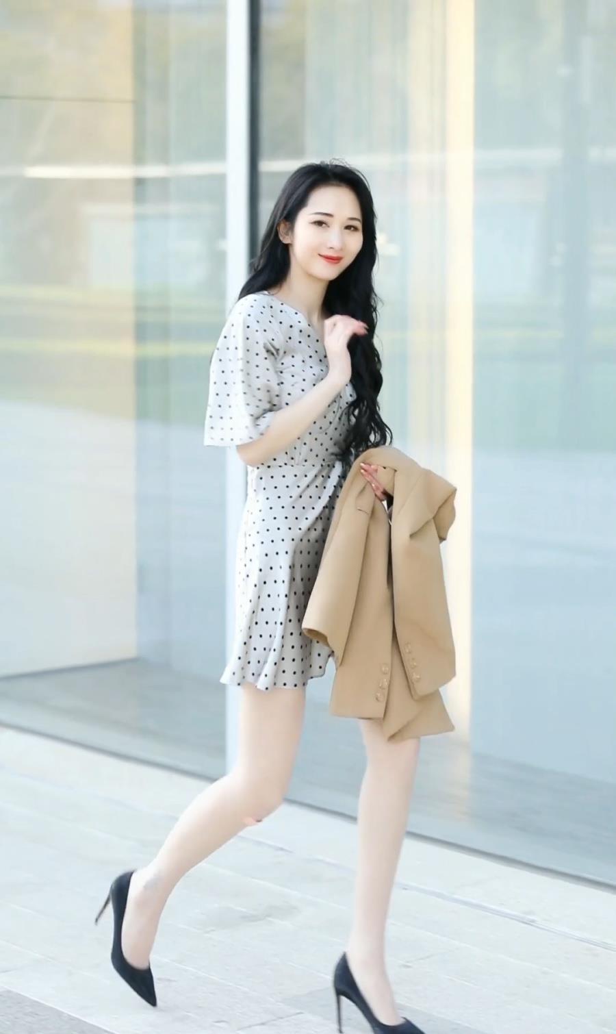 路遇甜美波点裙少女，优雅搭配驼色风衣，尽显迷人魅力
