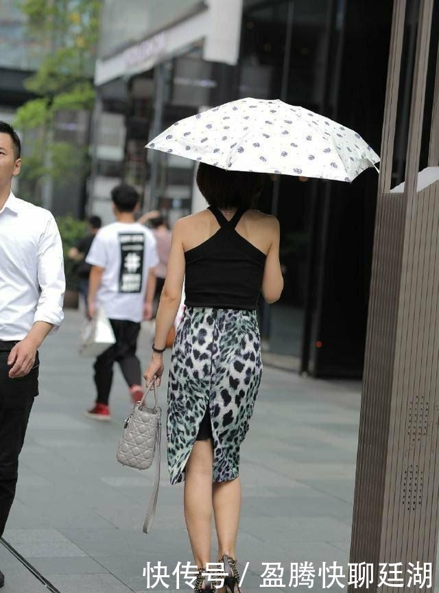 豹纹裙|豹纹裙其实不会过时,像这位小姐姐的穿法,真的太休闲太美了