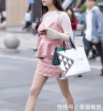 优雅|街拍珍珠格子包臀裙,时尚优雅,表露时尚女性生活态度