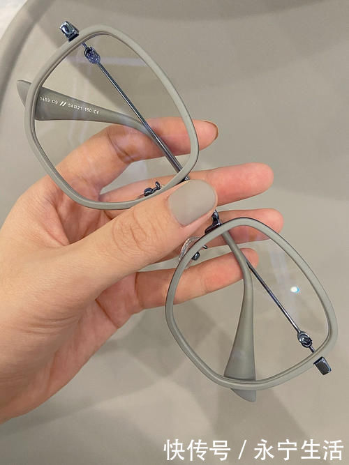 耳机|18岁女孩的包包里到底藏着什么?揭秘啦!