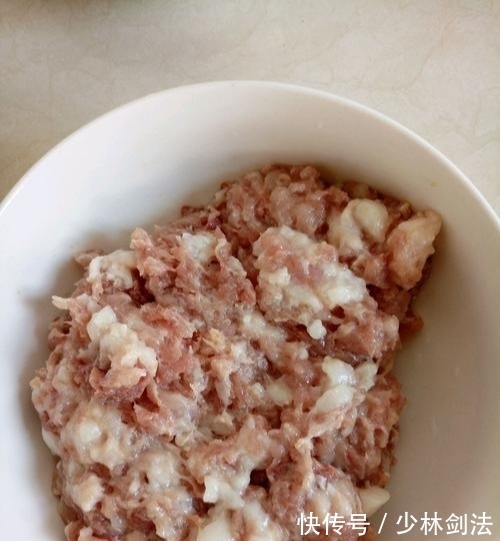 饭店从不外传的“肉丸子汤”做法,肉丸子不行也不柴,鲜嫩又多汁