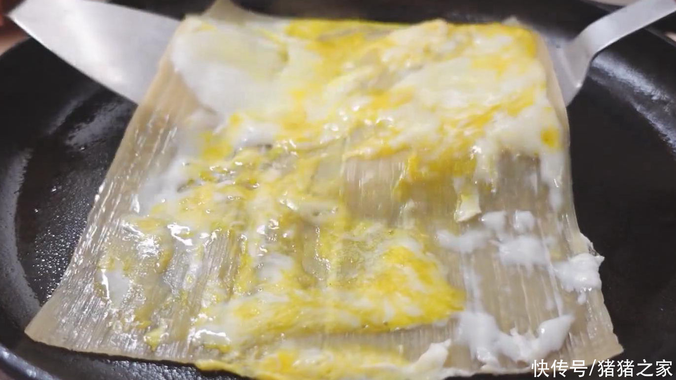 火腿肠|东北特色美食在家也能做，自制烤冷面，美味和趣味同时拥有