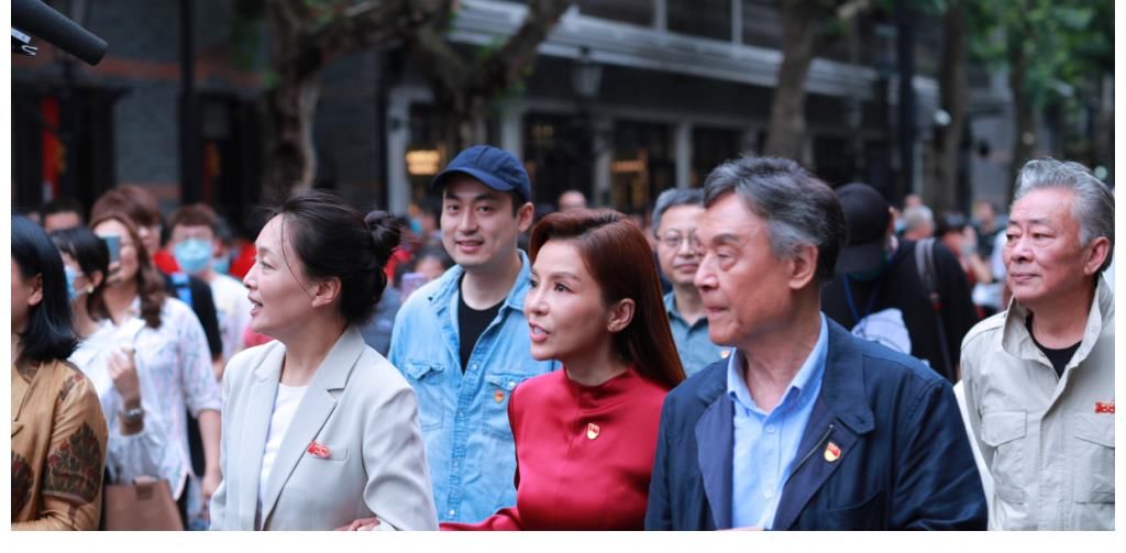 公开|朱迅录制央视节目路透照公开，生图皱纹明显，神采飞扬难掩老态