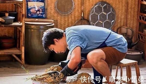 家里神兽送走后，黄磊喝着小酒悠闲自在做美食，网友：闻到香味了