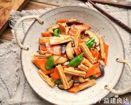 泡腐竹时,别放水里直接泡,教你饭店的做法,简单快速还劲道