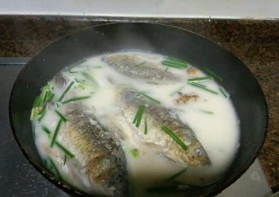  乳白|煮鱼汤不“乳白”？下锅前“这一步”必做，否则鱼汤寡淡不香浓