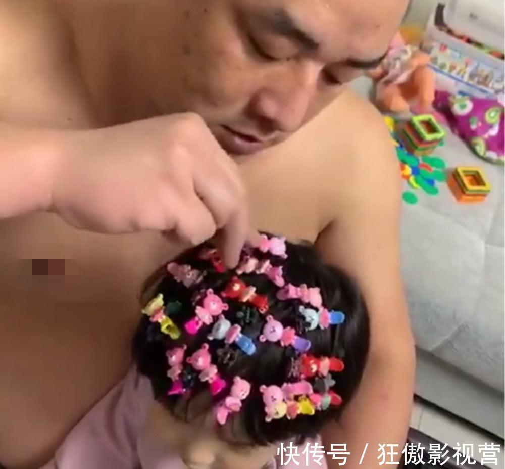 爸爸|爸爸给女儿梳头发,没想到出现如此画面,网友:直男的审美