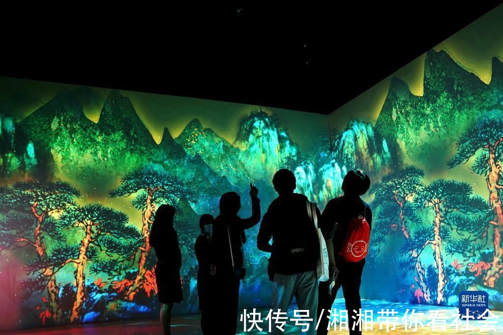 参观者|在技术装备展区领略“科技之美”