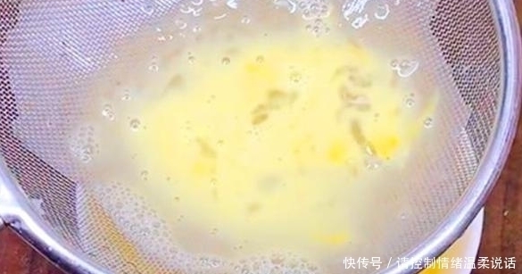 正确做法|炸油条用酵母和泡打粉都不对,面点师傅教你正确做法,黄金酥脆!