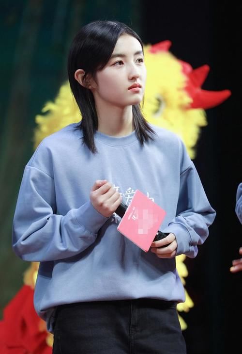 穿搭|卫衣全塞裤子里已经过时了，学小姐姐的穿搭，时髦又减龄