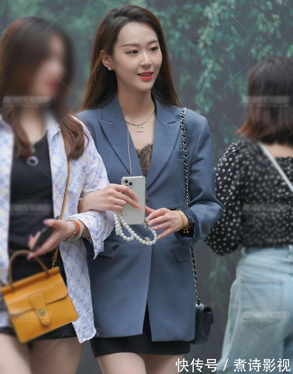 小西装 夏季穿小西装又飒又帅,内搭黑色短裙,清凉时尚又优雅有风度