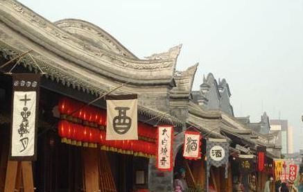 |岑参很轻松一首诗,言语幽默,以小见大宛如一幅风俗画,很有意思