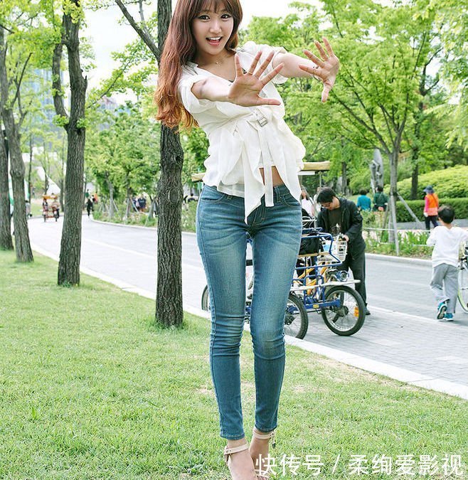街拍|美女穿搭:街拍牛仔裤美女的穿搭塑造出都市女性,打造美好曲线