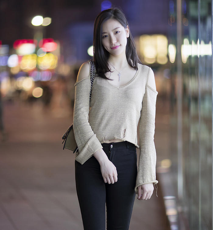 动人|街拍:貌美肤白的小姐姐,傲人身材不一般,唯美的穿搭很动人
