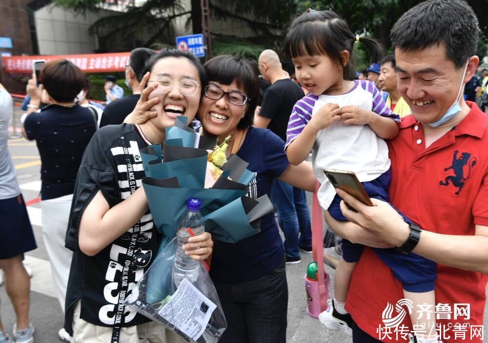 新闻记者|山东部分高考生完成全部考试科目，镜头记录他们走出考场的那一刻