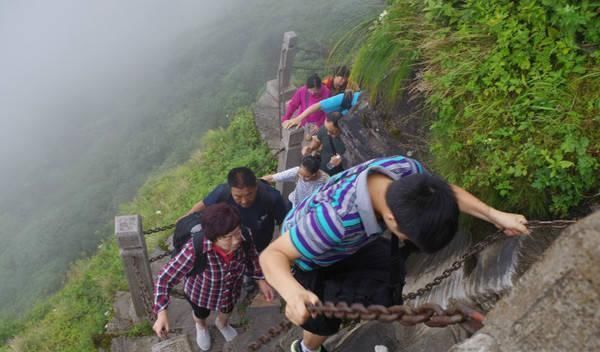 梵净山|实拍地球上建的最险要的房屋，这里被称作是“天下众名山之宗”