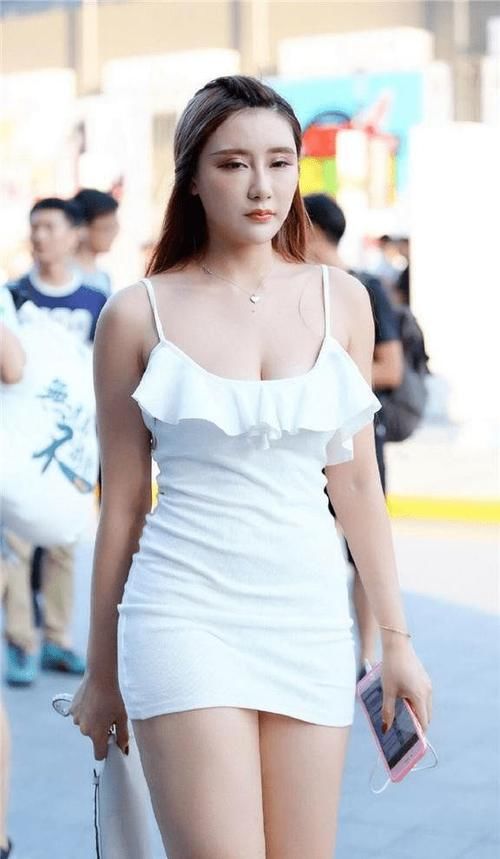 性感|穿搭的白色连衣裙，尽显美丽动人好气质，微胖身材诠释少妇的性感