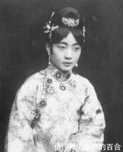 皇后|清末皇后到底美不美?穿着朝服的婉容,抽鸦片后的她判若两人!