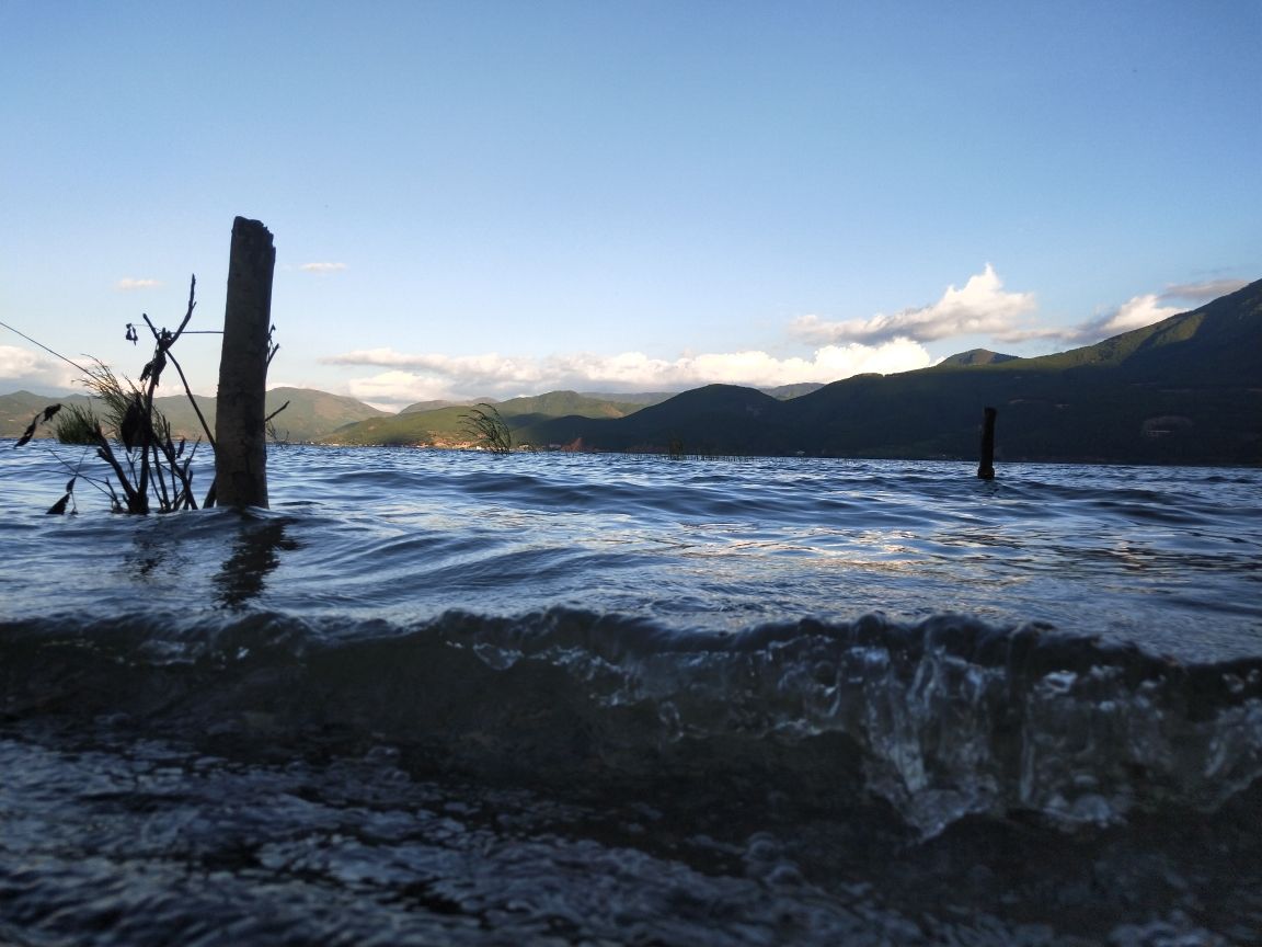 水天|胜似仙境映倒影，水天相接泸沽湖