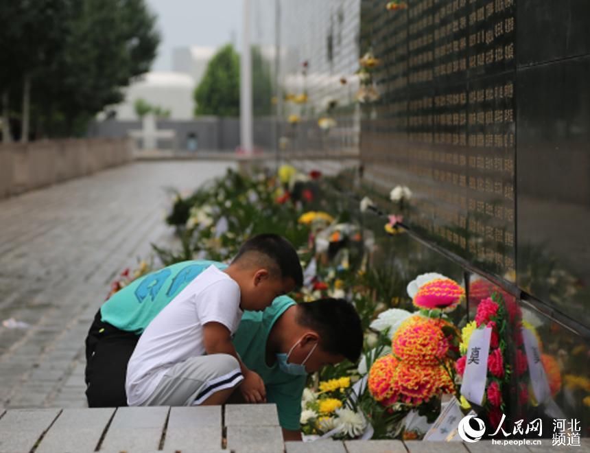 图片直击 又到一年 7 28 河北唐山 祭奠大地震逝者 全网搜