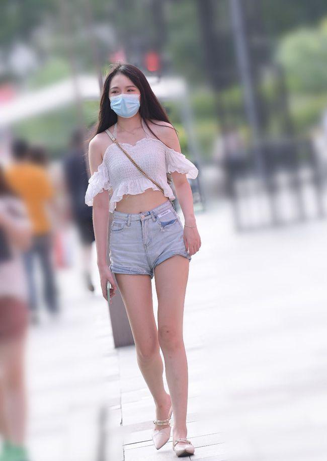 穿搭 露肩上衣搭配牛仔短裤,既能发挥休闲特色,同时又能营造优雅韵味