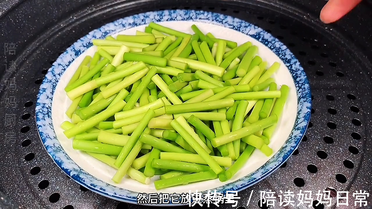 炒蒜苔时切记不要直接下锅炒，多加2步脆嫩入味营养又下饭 ，超赞