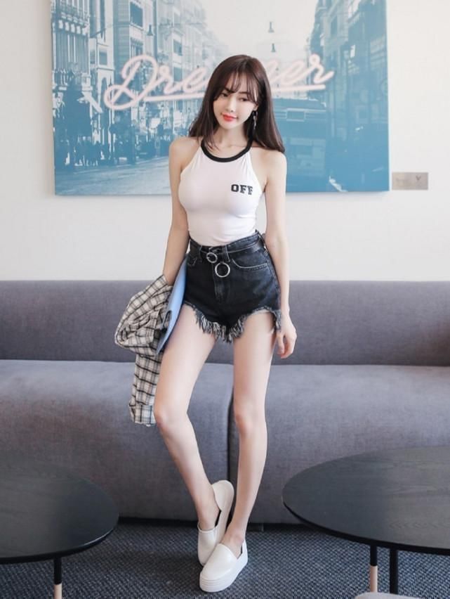 短裤 短裤白鞋配格子衫,美女这么潮流是在哪学的
