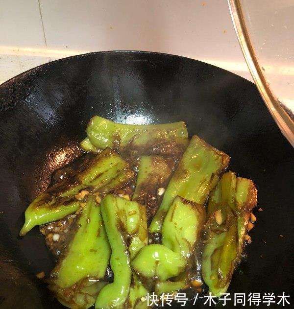 干煸|教您虎皮青椒的烹饪技巧,9成人少了这1步,难怪青椒不起皮不入