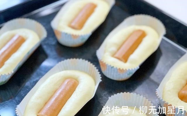 小美烤肠面包！