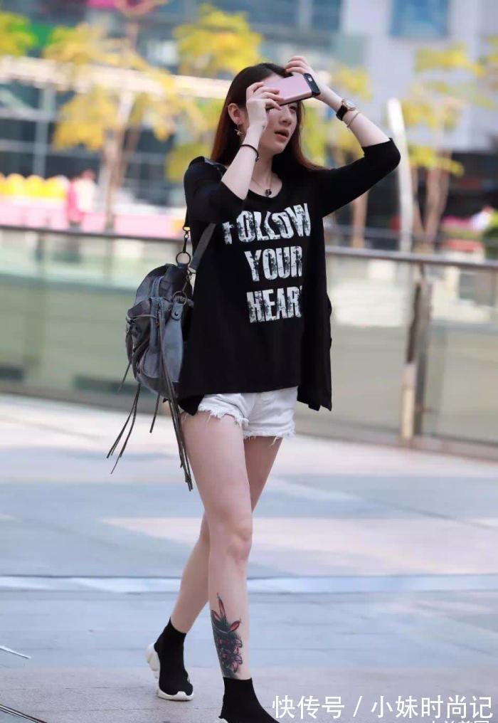 妈妈 街拍:打扮很时尚休闲的性感靓丽辣妈,当了妈妈身材一点也没走样