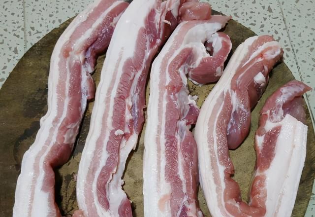 五花肉|小雪节气后,腌腊肉先抹盐还是先晾晒?做对了咸香耐放,过年吃