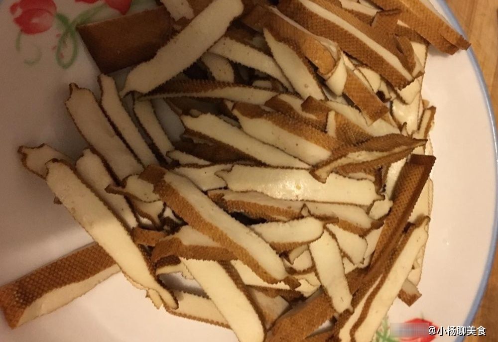 炒豆腐干时,最忌讳直接下锅炒,多加两步,豆腐干没有豆腥味