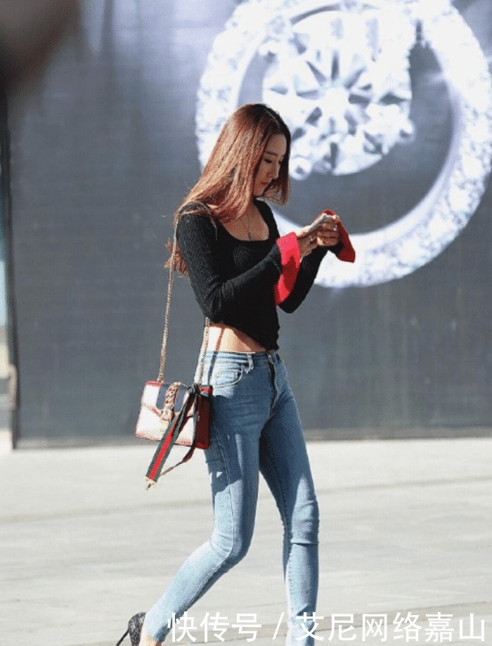 高冷美女,牛仔裤秀出大长腿,气场十足!