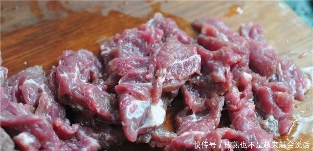 炒牛肉时，别只会放料酒了！加“它”腌一下，鲜嫩水灵不粘锅！