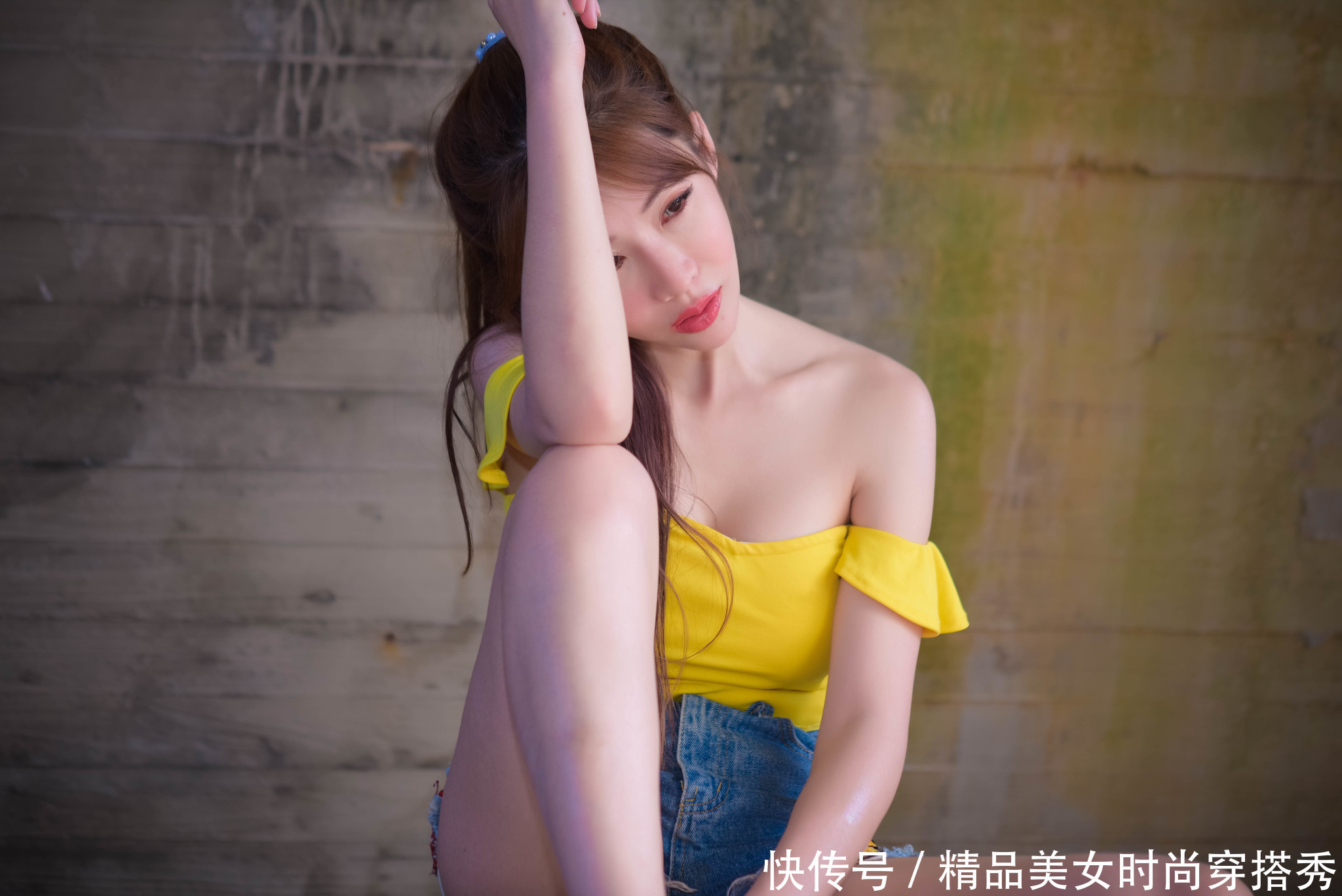 上衣|黄色一字肩上衣搭配牛仔短裤,清凉的同时带来清新靓丽的视觉感受