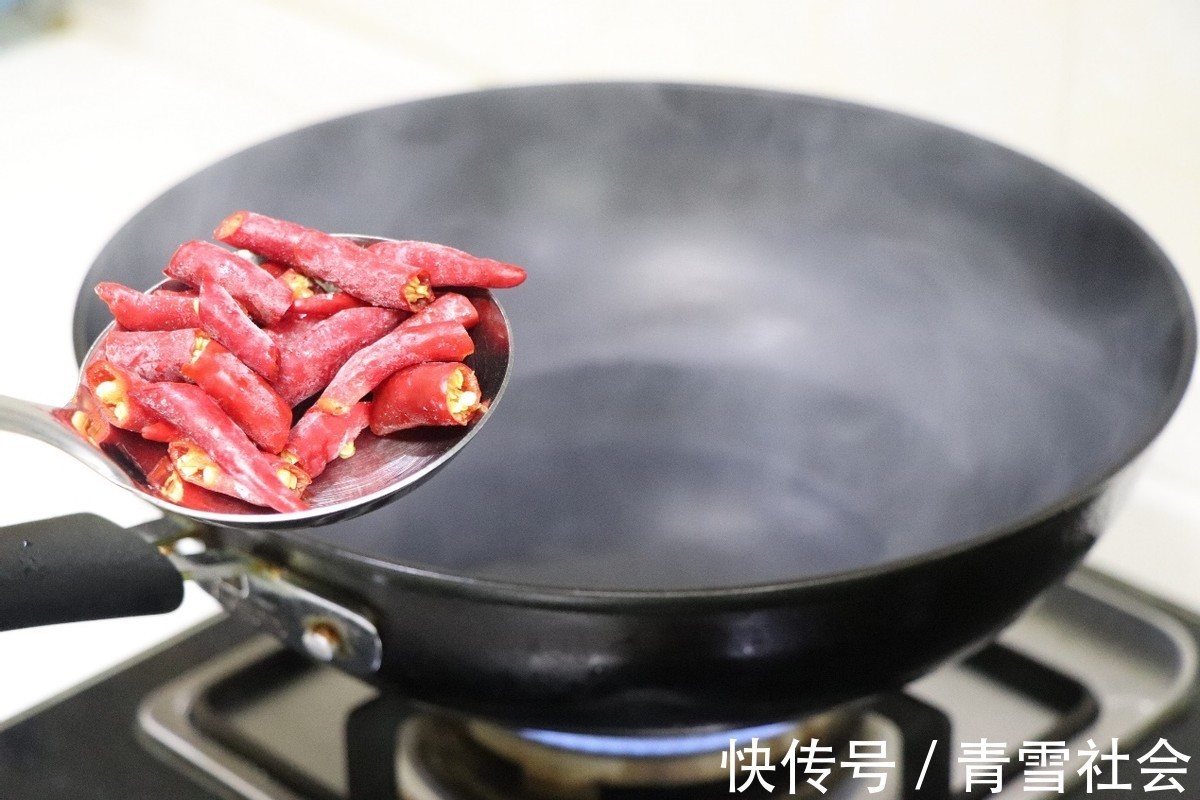 好吃|虾的营养丰富，搭配辣椒爆炒，好吃到舔手指