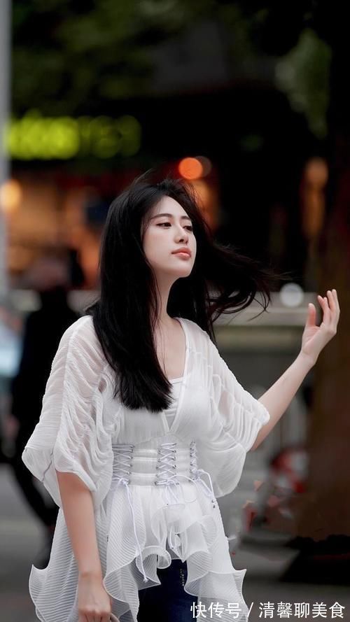 气质|美女白色衬衫搭配深蓝色牛仔裤，打造温柔气质，美丽动人