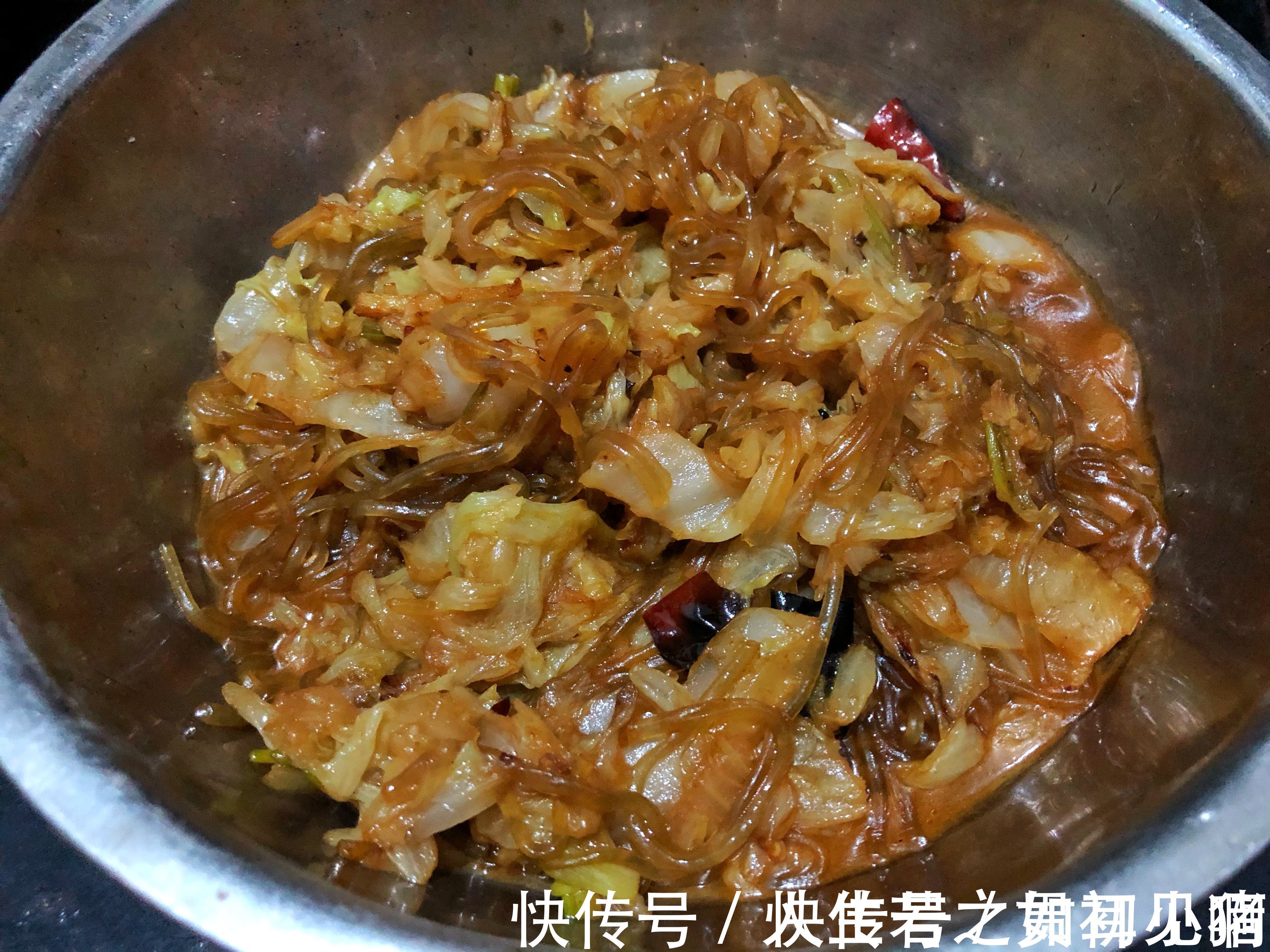 去娘家吃晚饭，妈妈准备了菜、粥和豆包，都是花钱买不到味道