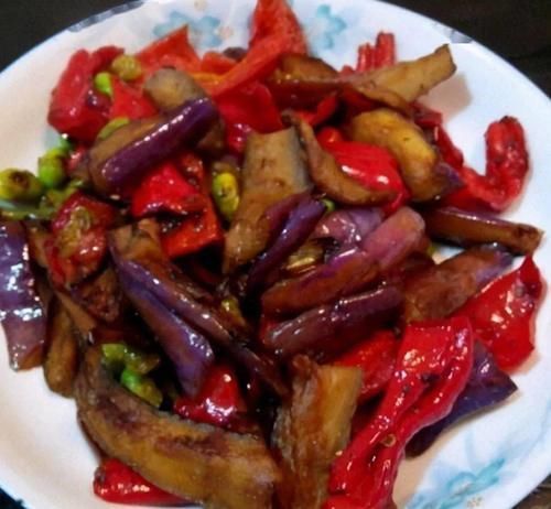 炒茄子时，只泡水是不行的，多加“这一步”，口感好还不油腻