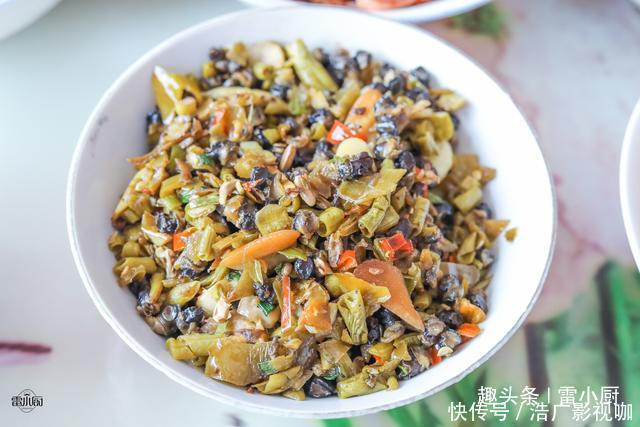 三爷爷家请吃饭,满满一桌农家菜,煮了2锅米饭,大伙吃了个精光